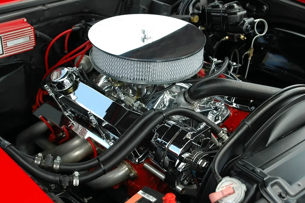 Moteur entretenu, capot ouvert