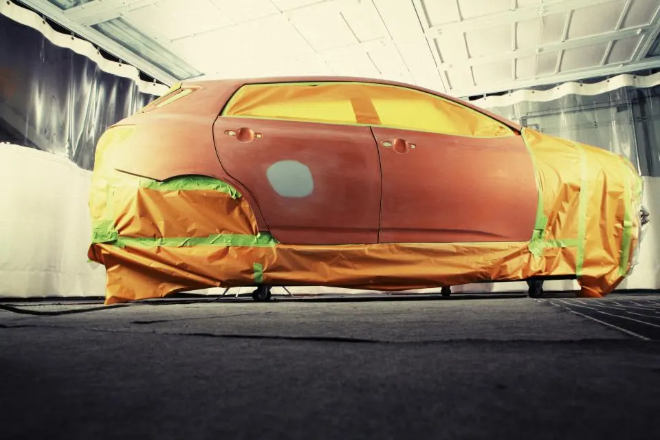 Voiture protégée avant peinture en cabine